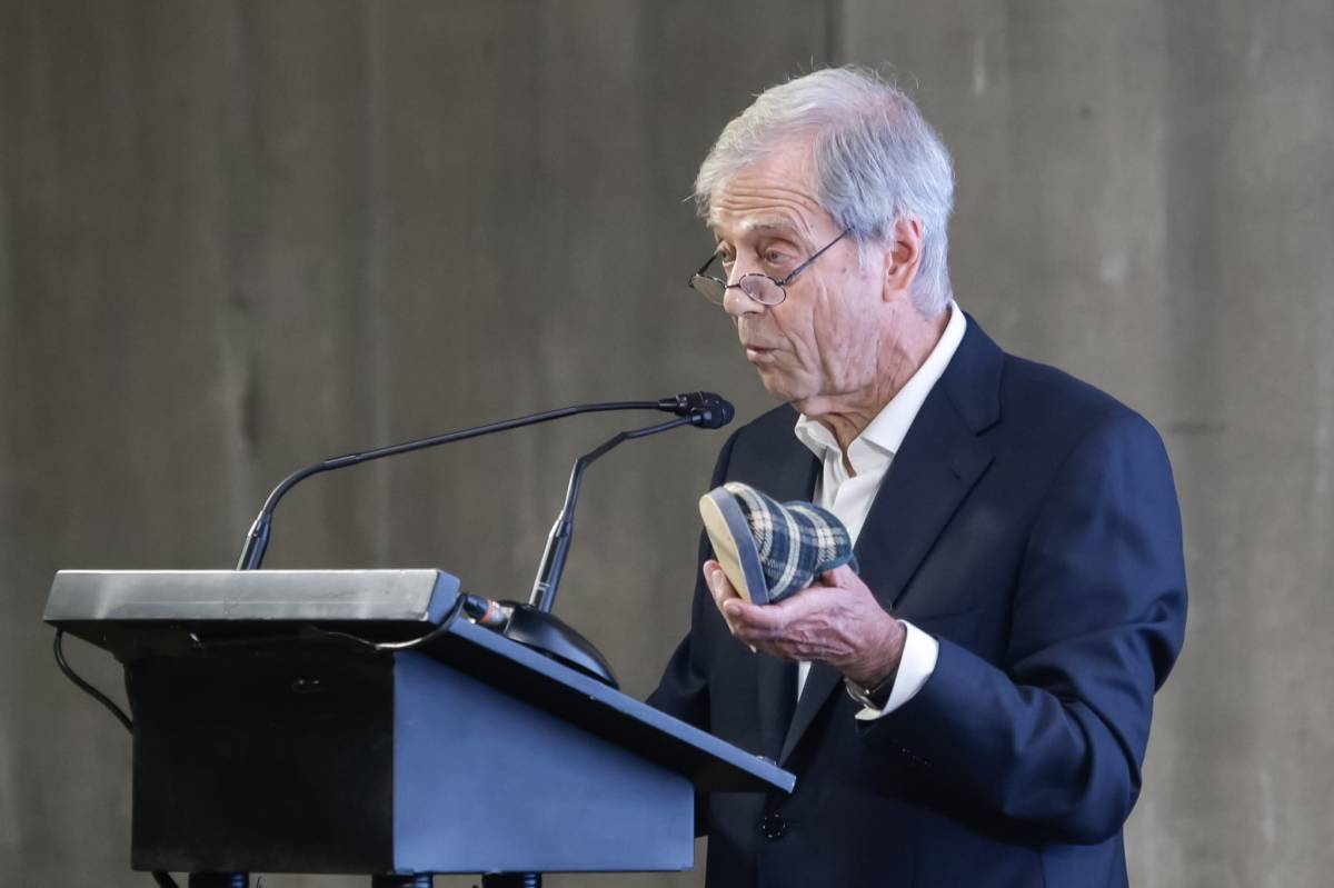 Ignasi Escudé, conseller delegat jubilat de Pont, Aurell Armengol, amb una sabatilla que fabricava la seva empresa - Lluís Clotet Ignasi Escudé, conseller delegat jubilat de Pont, Aurell Armengol, amb una sabatilla que fabricava la seva empresa