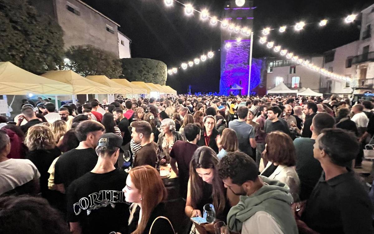 Aspecte de la plaça Vella d'Artés, aquest dissabte, durant la Festa de la Verema del Bages - Jaume Vilà