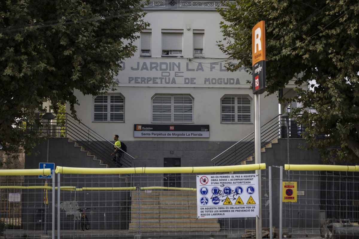 L`R3 al seu pas per l`estació de Santa Perpètua - Cedida L`R3 al seu pas per l`estació de Santa Perpètua