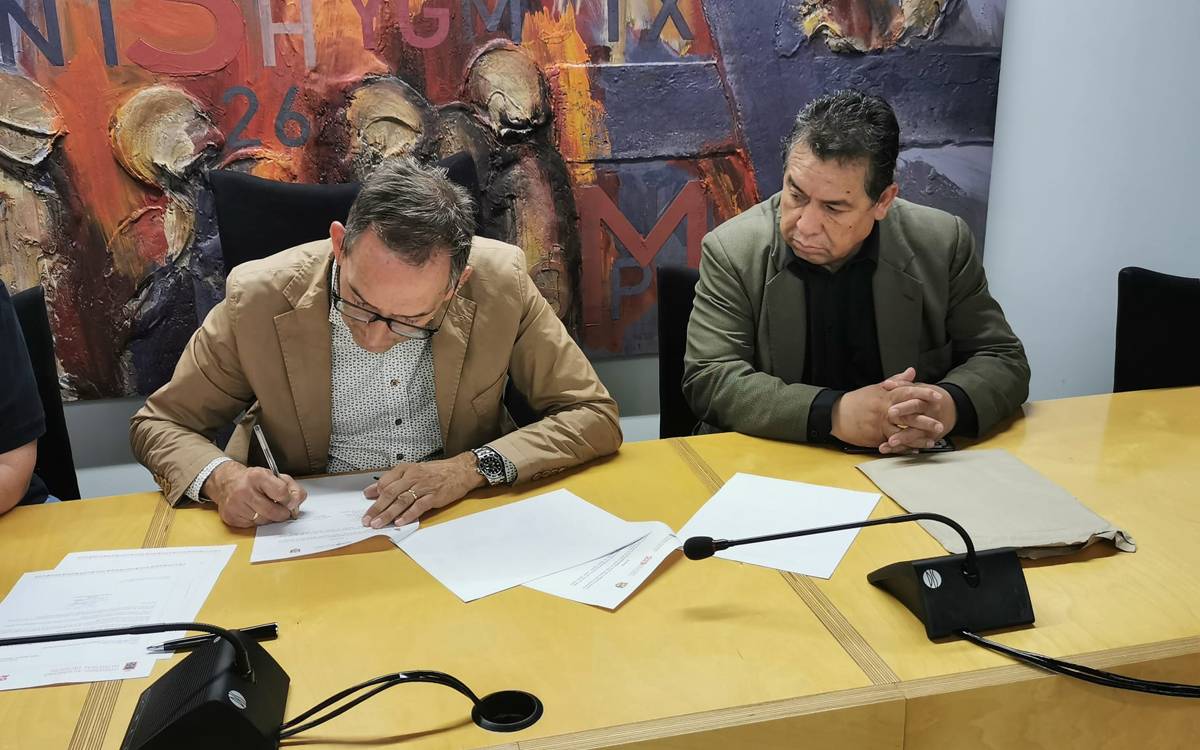 Joan Carles Batanés i Humberto Mancilla durant la signatura per a l'agermanament entre Sant Fruitós i Sucre - AjSFB