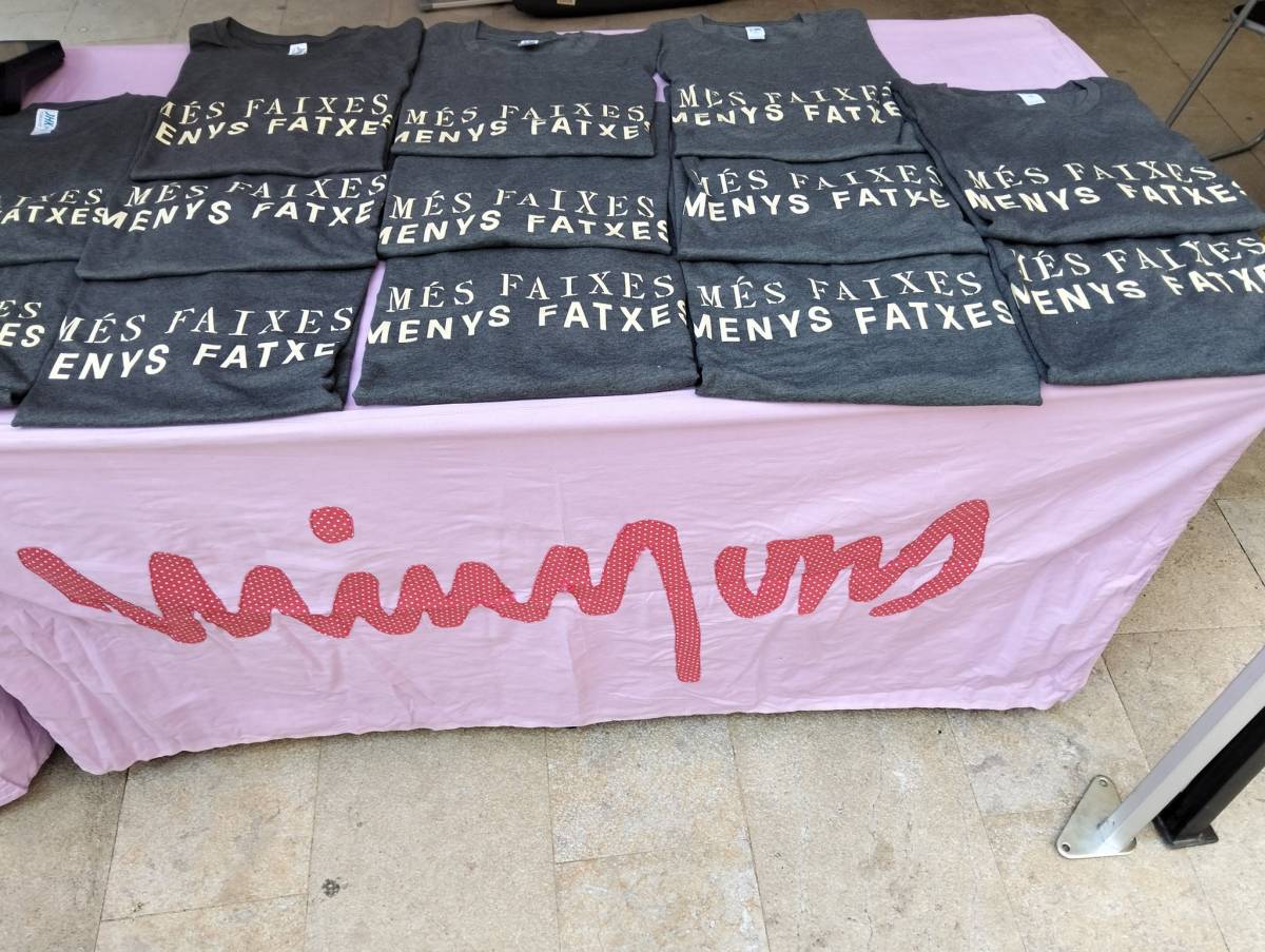 Els Minyons planten cara al feixisme amb la samarreta “Més faixes, menys fatxes”