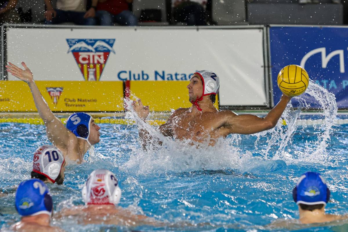 Un instant del duel entre Natació i Szolnoki - Lluís Clotet