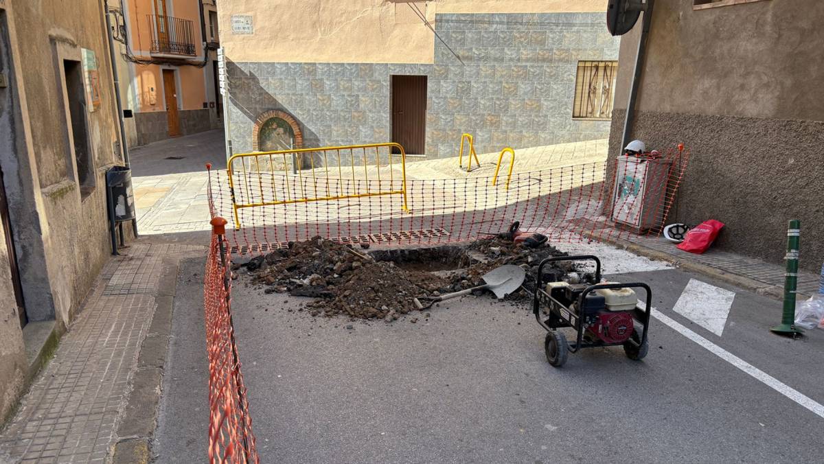 Berga repara un tram del clavegueram al carrer Mossèn Espelt