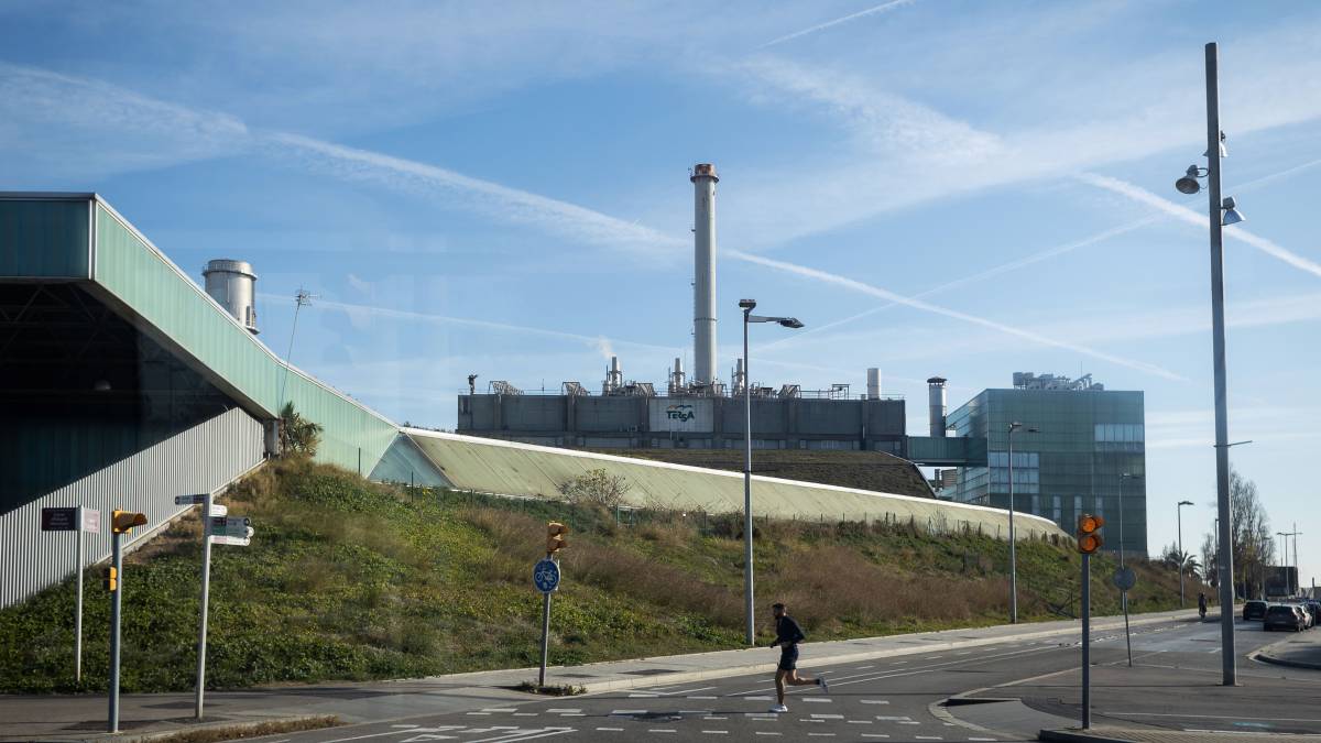 Mor un home mentre netejava la xemeneia d’una incineradora de Sant Adrià de Besòs