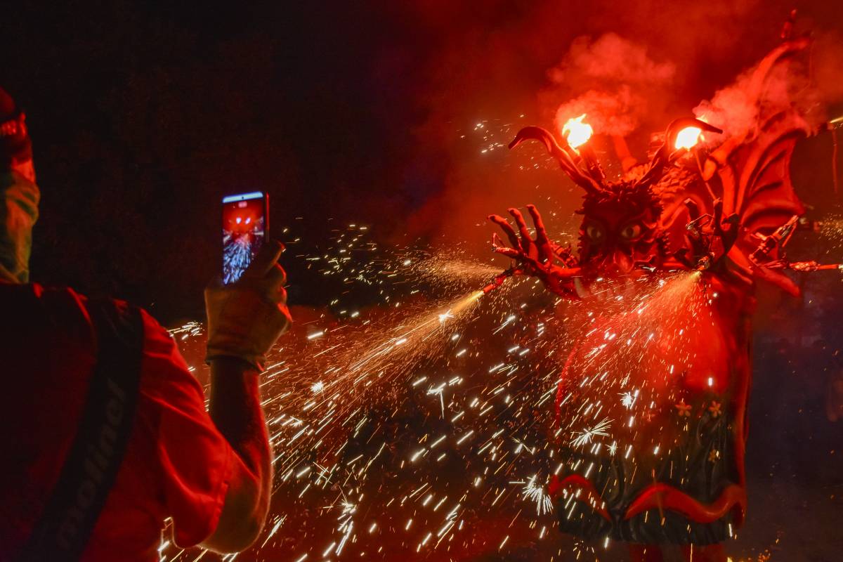 El foc i la festa omplen Can Roca en el 40è aniversari del Bitxo