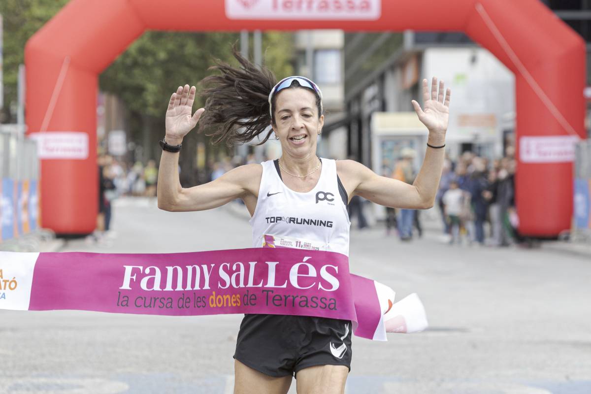 L’atleta egarenca Maria Ruiz va ser la primera a travessar la línia d’arribada 