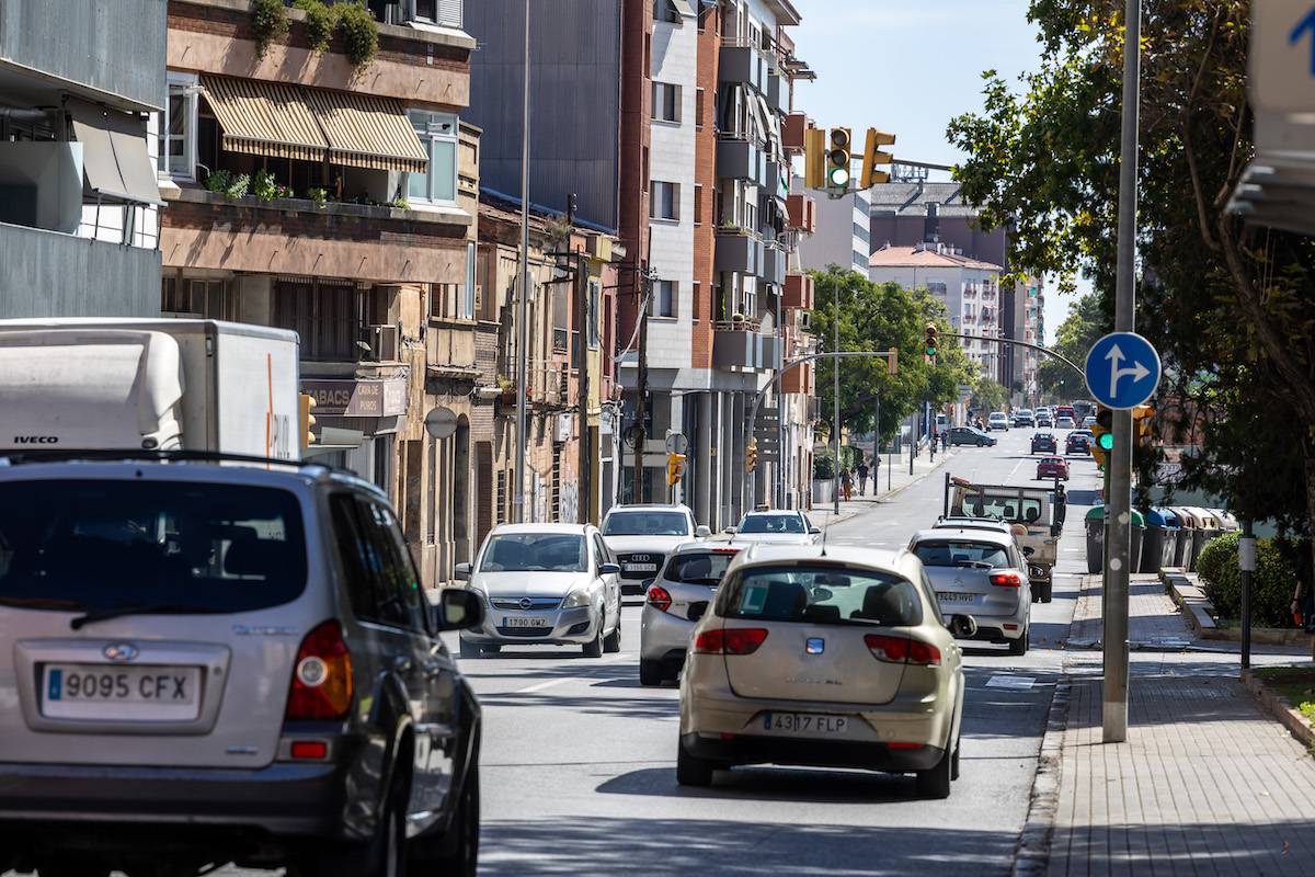 Trànsit de vehicles a la carretera de Barcelona, a tocar del carrer de Lepant - Juanma Peláez