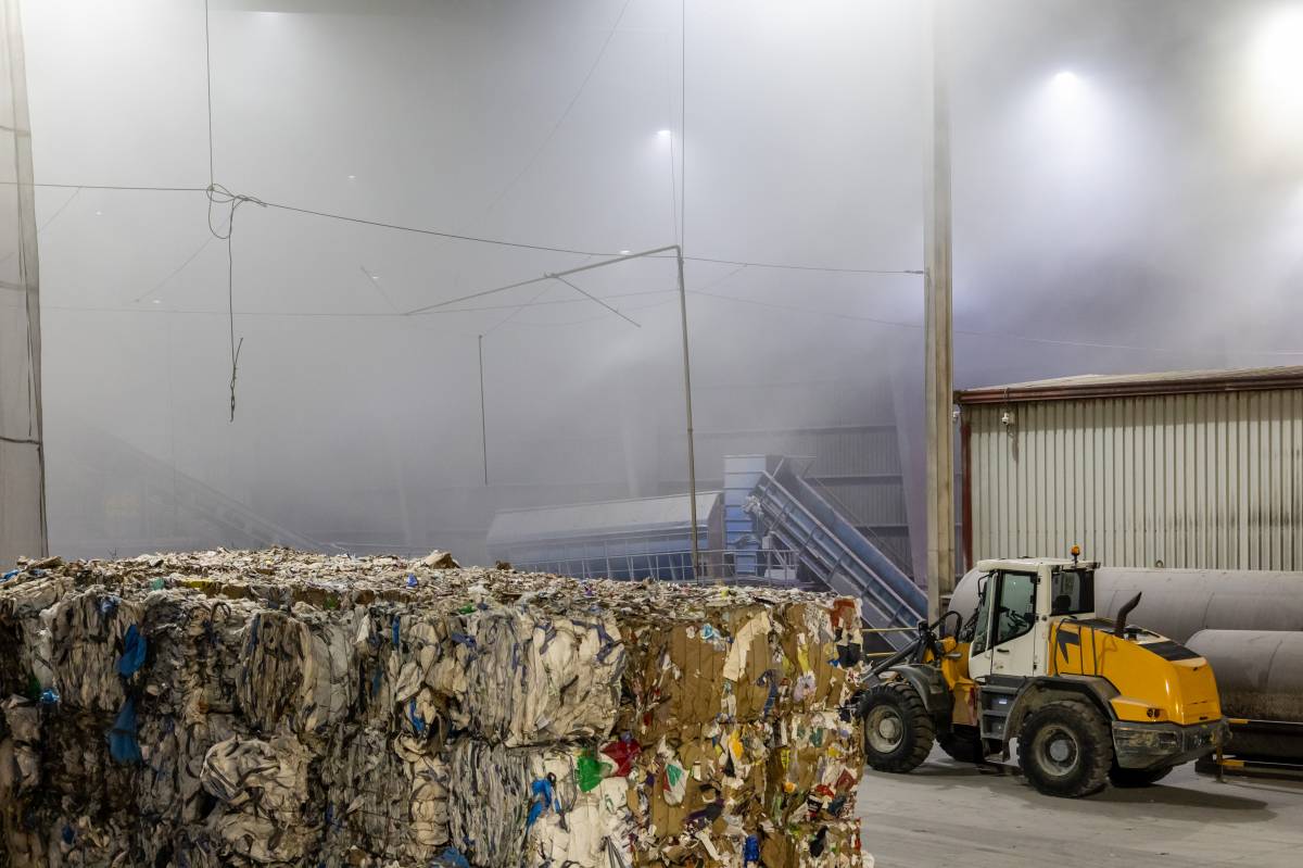 FOTOS | Incendi en una planta de reciclatge d'un polígon industrial de Sabadell 