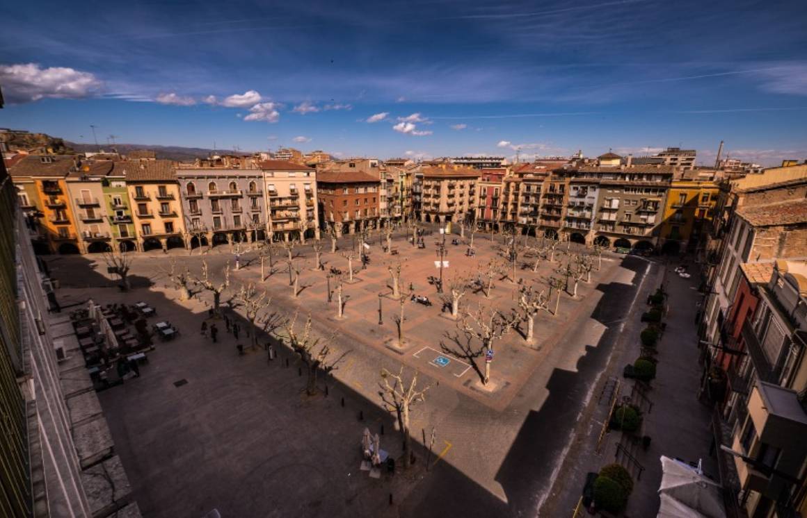 Aquesta és la plaça porxada més gran de Catalunya