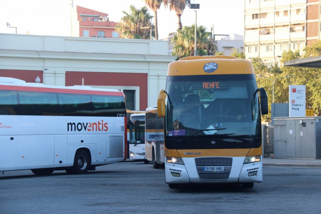 Els usuaris de l'R3, sorpresos amb el bon servei dels busos el primer dia del macrotall: «És millor que el tren»