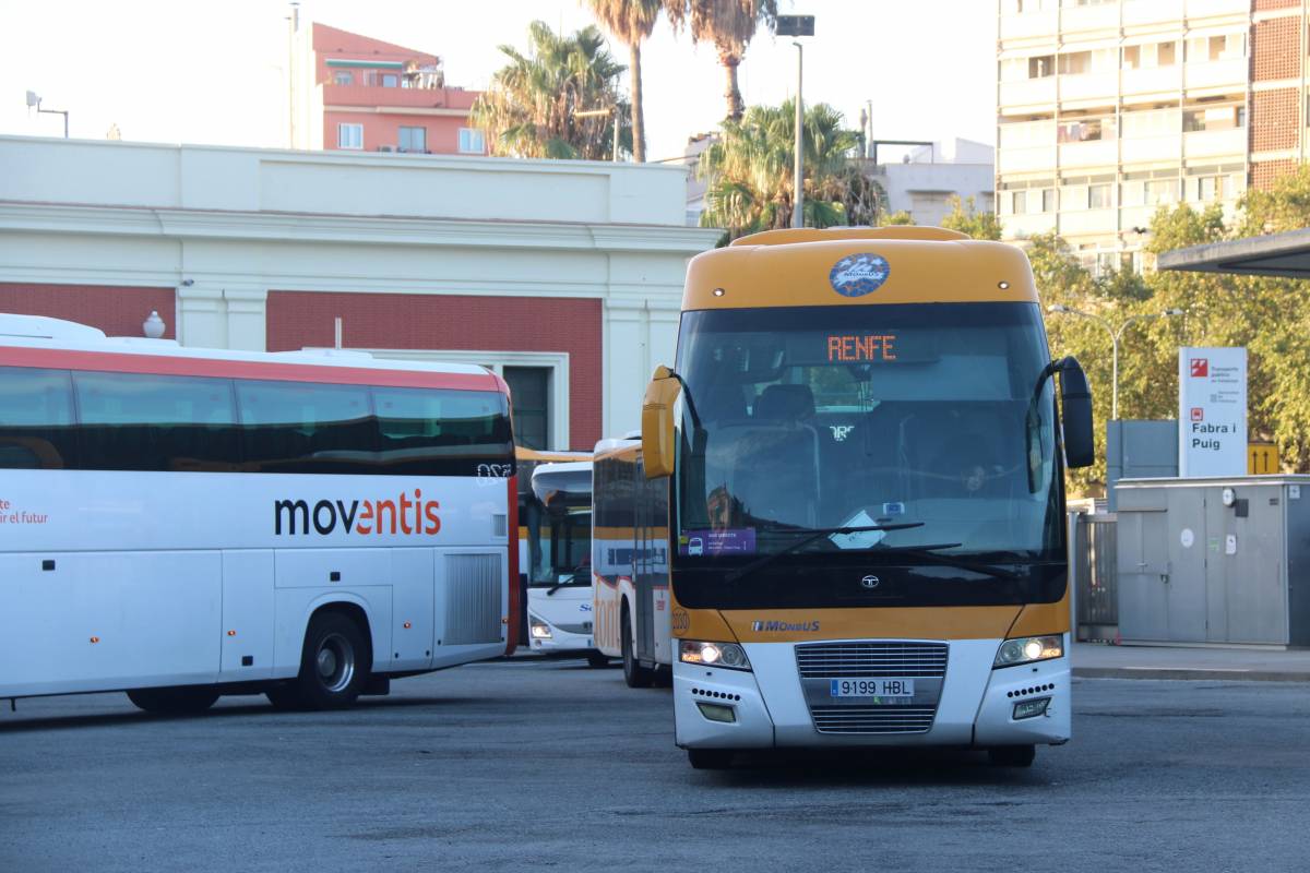 Els usuaris de l'R3, sorpresos amb el bon servei dels busos el primer dia del macrotall: «És millor que el tren»