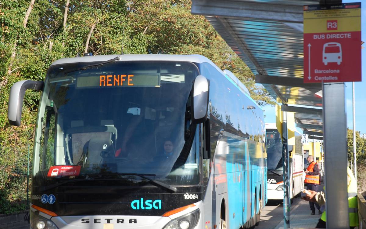 Comença el macrotall a l`R3 per les obres de desdoblament de la via. Estació de Centelles. - Irene Giménez Comença el macrotall a l`R3 per les obres de desdoblament de la via. Estació de Centelles.