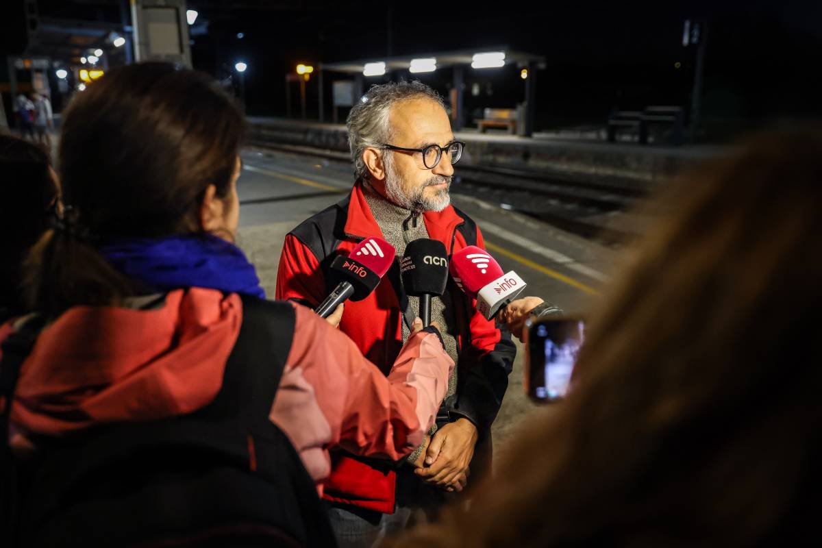 Comença el macrotall a l`R3 per les obres de desdoblament de la via. Estació de Centelles. - Jordi Borràs/ACN Comença el macrotall a l`R3 per les obres de desdoblament de la via. Estació de Centelles.