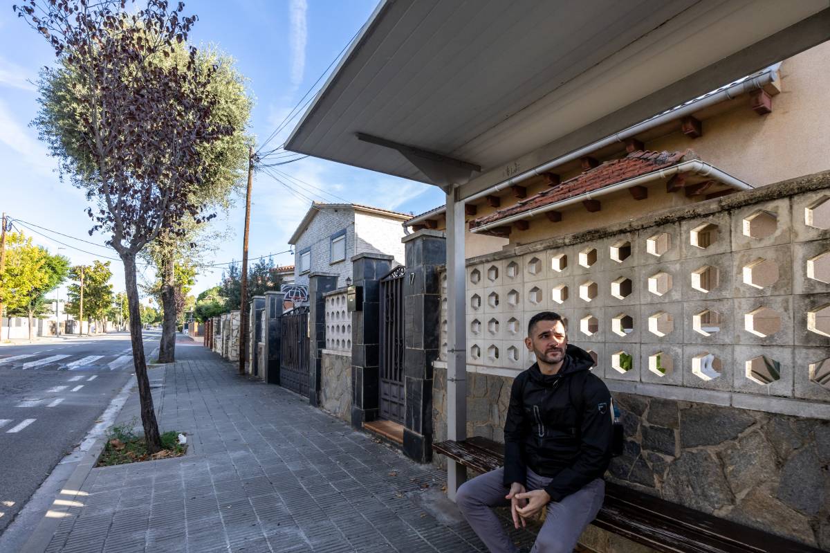 Nicolás Farré, usuari habitual de l`R3, en la parada d`autobús