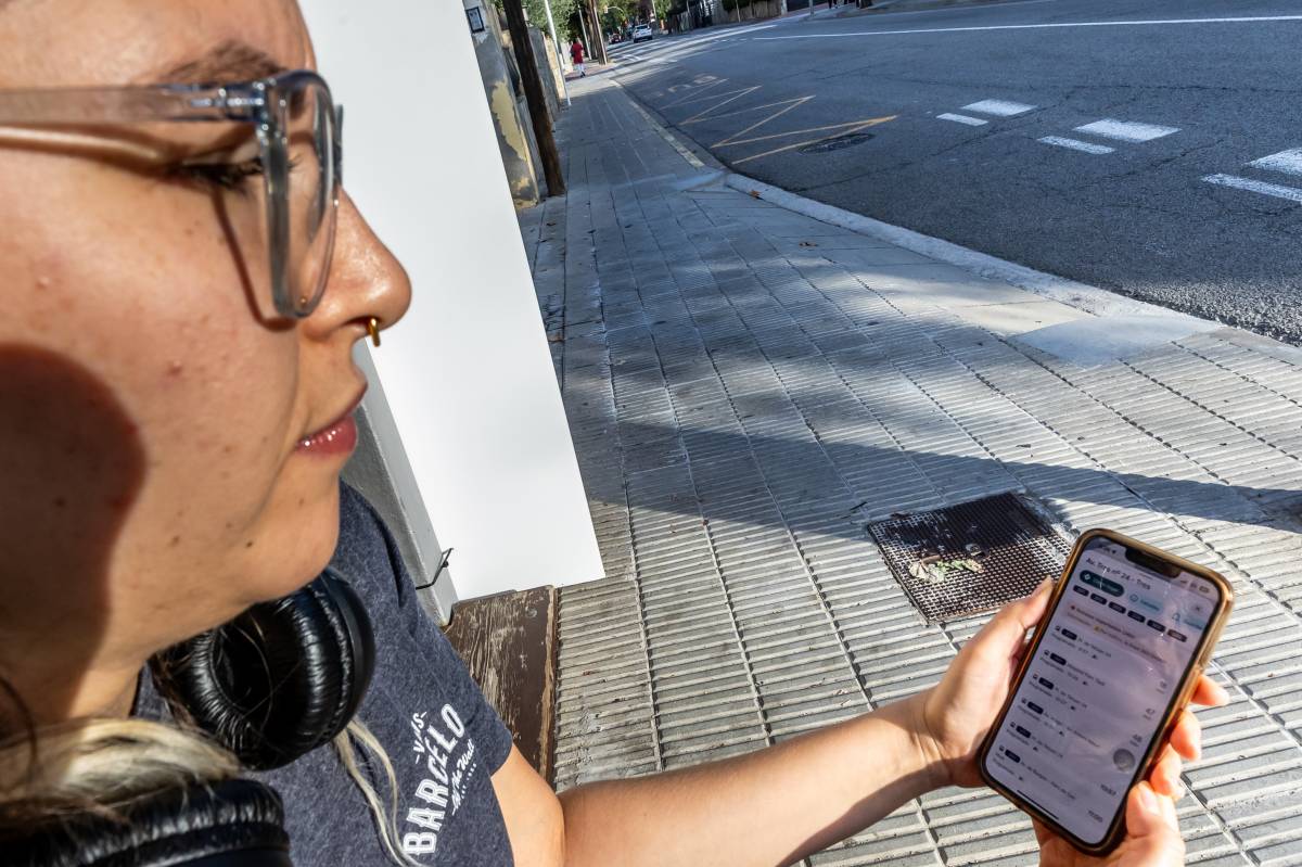 Una usuària consulta les horaris dels busos