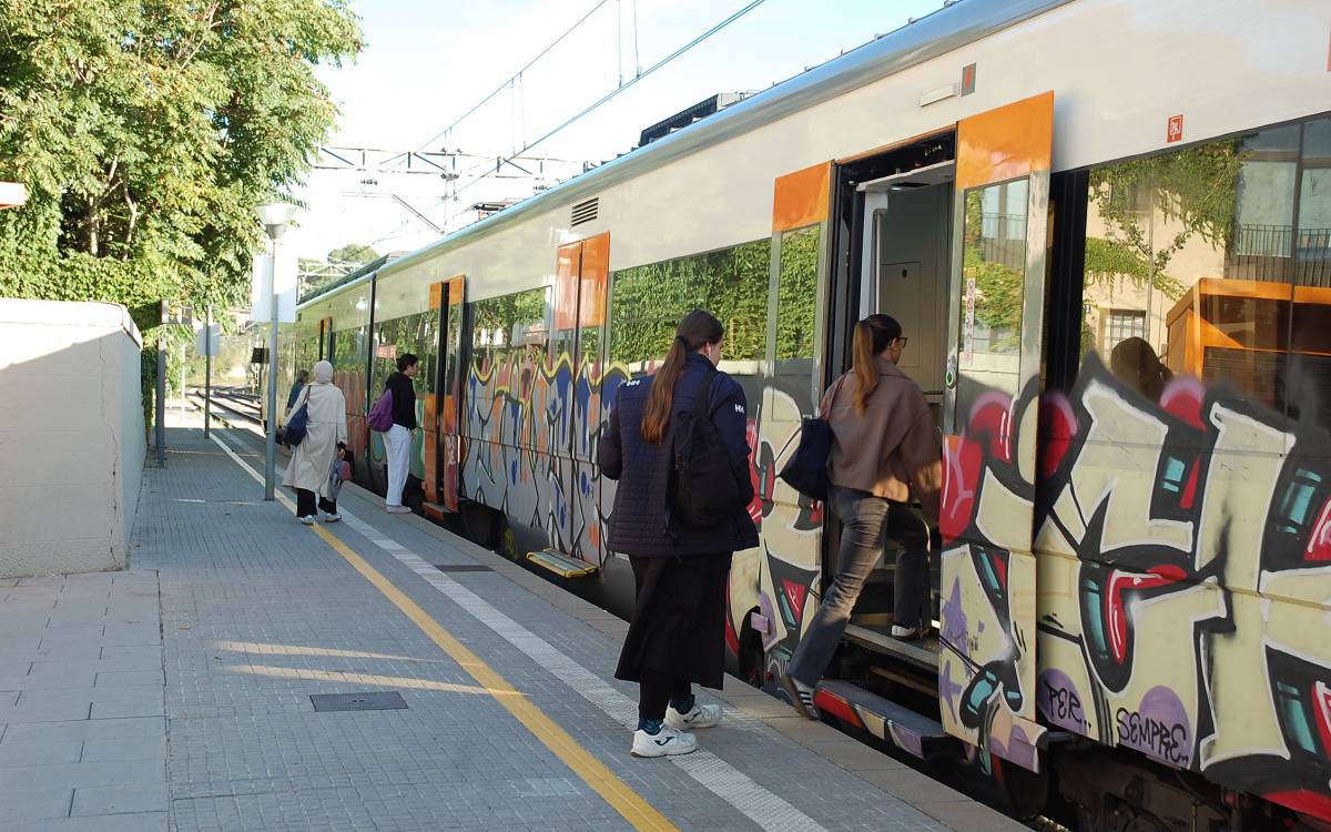 Comença el macrotall a l`R3 per les obres de desdoblament de la via. Estació de Centelles. - Irene Giménez Comença el macrotall a l`R3 per les obres de desdoblament de la via. Estació de Centelles.