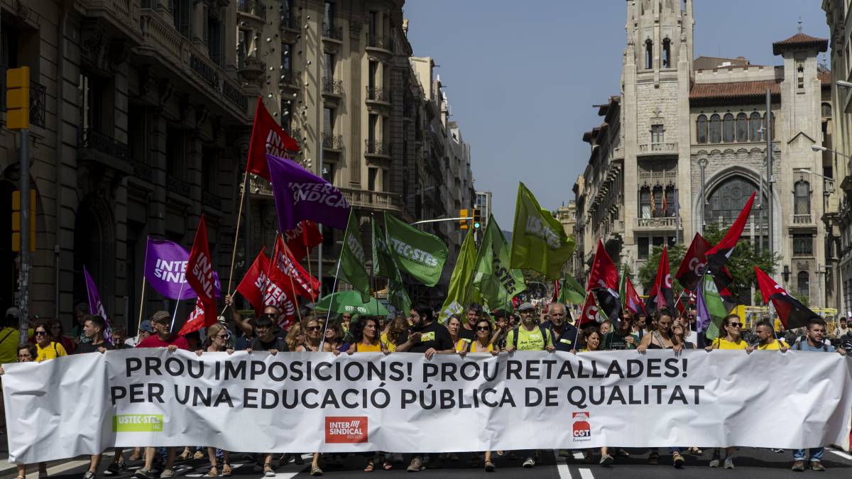 Mestres i professors tornen al carrer: manifestació per reduir la càrrega laboral a l'escola