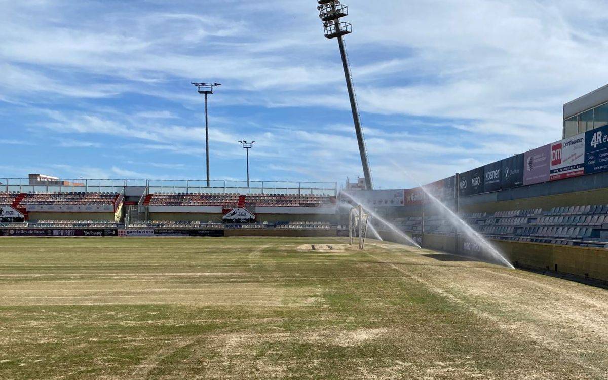 Comencen els treballs de ressembrat de la gespa de l’Estadi Municipal de Reus