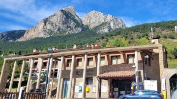 El poble als peus del Pedraforca distingit pel seu cel nocturn i amb passat miner
