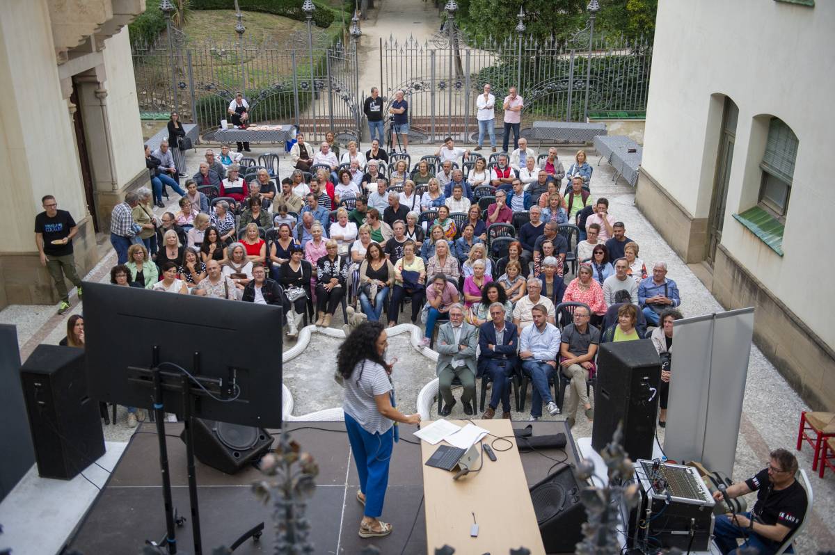 La conferència inaugural del festival s'ha celebrat al pati de la Casa Alegre - Alberto Tallón