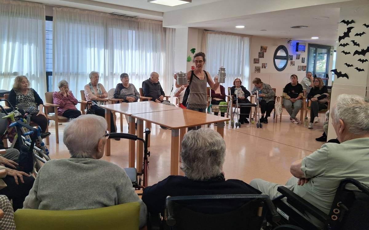 Sant Fruitós apropa el patrimoni a la gent gran amb tallers de memòria i objectes antics