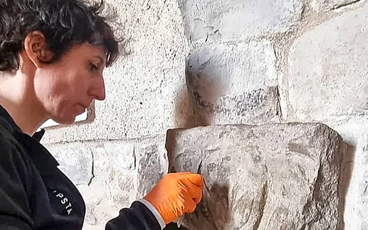 Restauren quatre relleus històrics del Poble Vell de Súria per conservar el llegat del llinatge Cardona