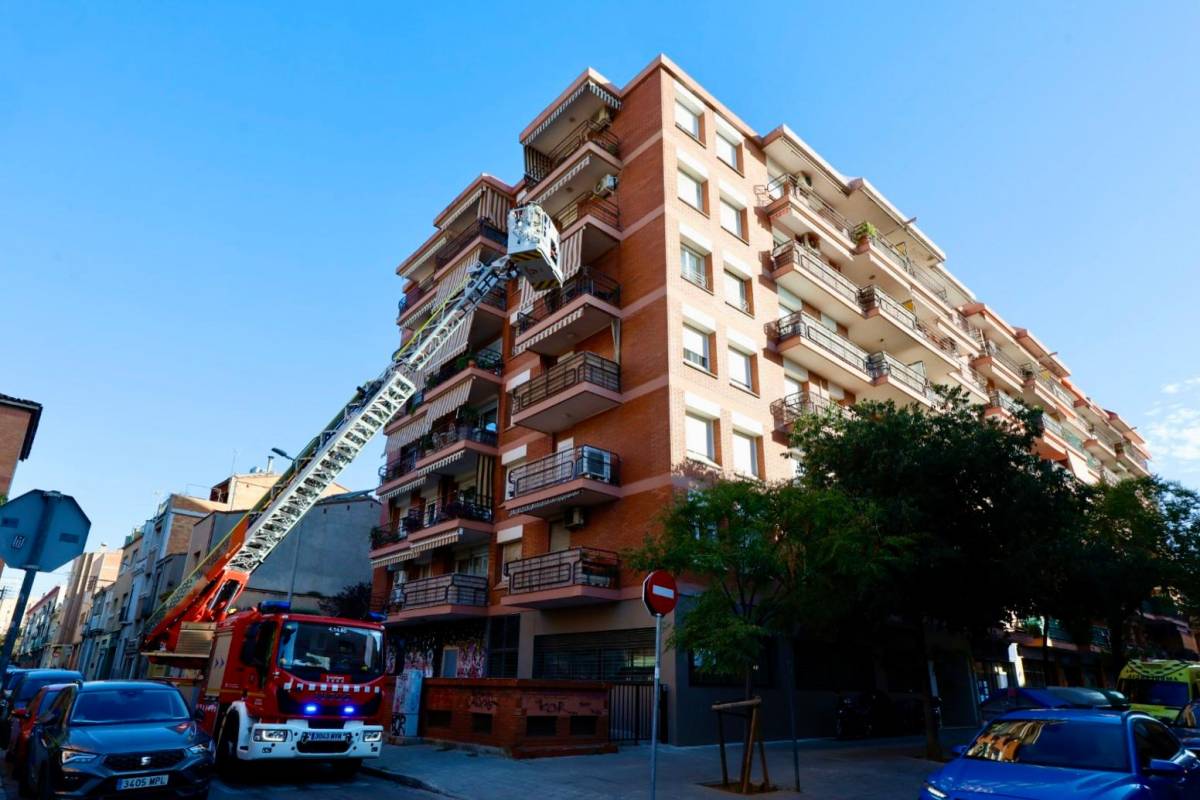 Els Bombers rescaten una dona de l'interior del seu domicili per la finestra, al Centre