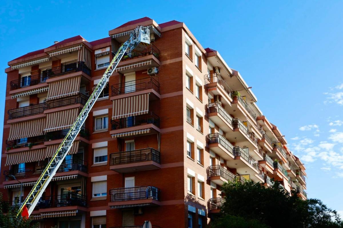 Els Bombers rescaten una dona a casa seva - Juanma Peláez