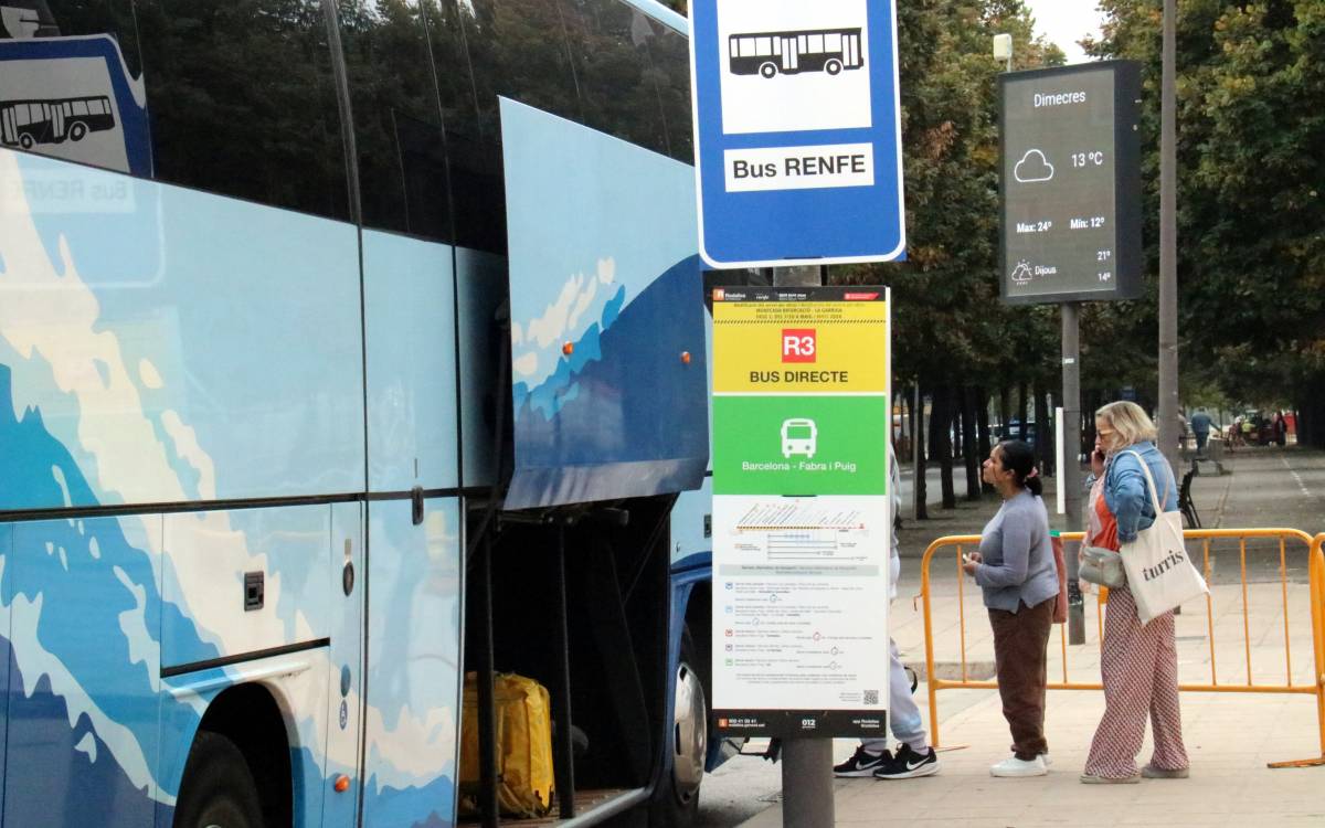 Macrotall a l`R3: un bus habilitat per Renfe per traslladar passatgers de Vic a Barcelona.