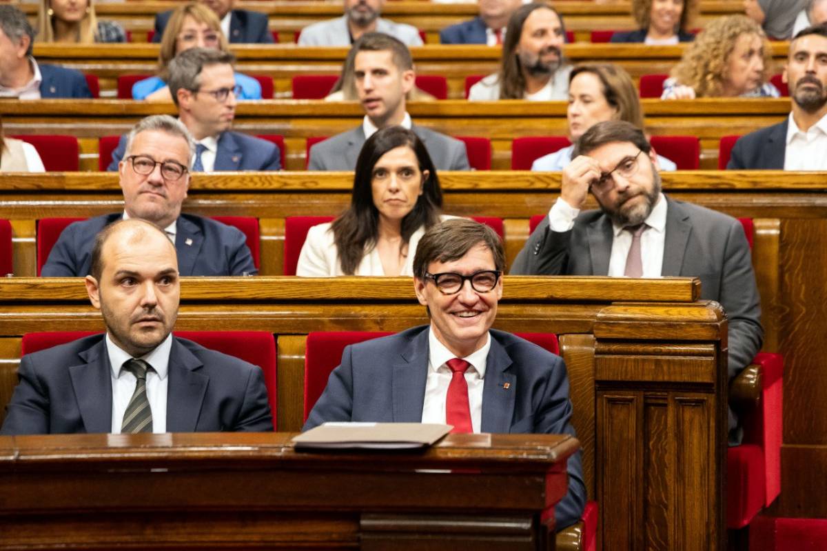 El líder del PSC al Parlament, Ferran Pedret, rere Salvador Illa