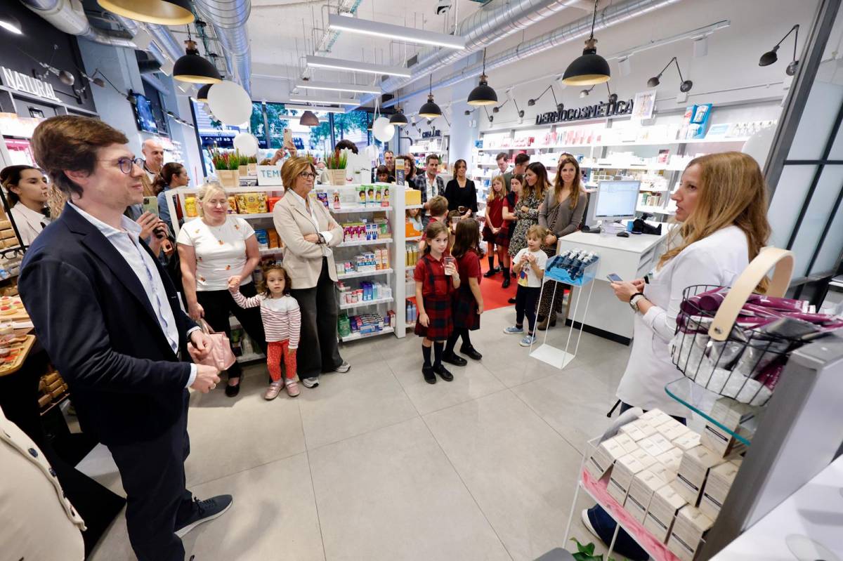 Inauguració de la farmàcia Dualfarma al carrer Tres Creus de Sabadell