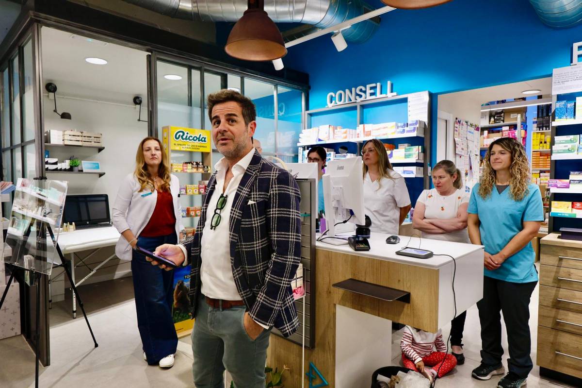 Inauguració de la farmàcia Dualfarma al carrer Tres Creus de Sabadell