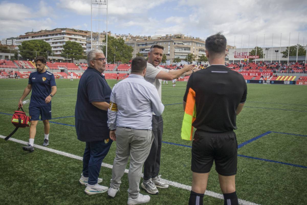 Víctor Bravo protestant a un dels assistents del partit de diumenge passat - Nebridi Aróztegui