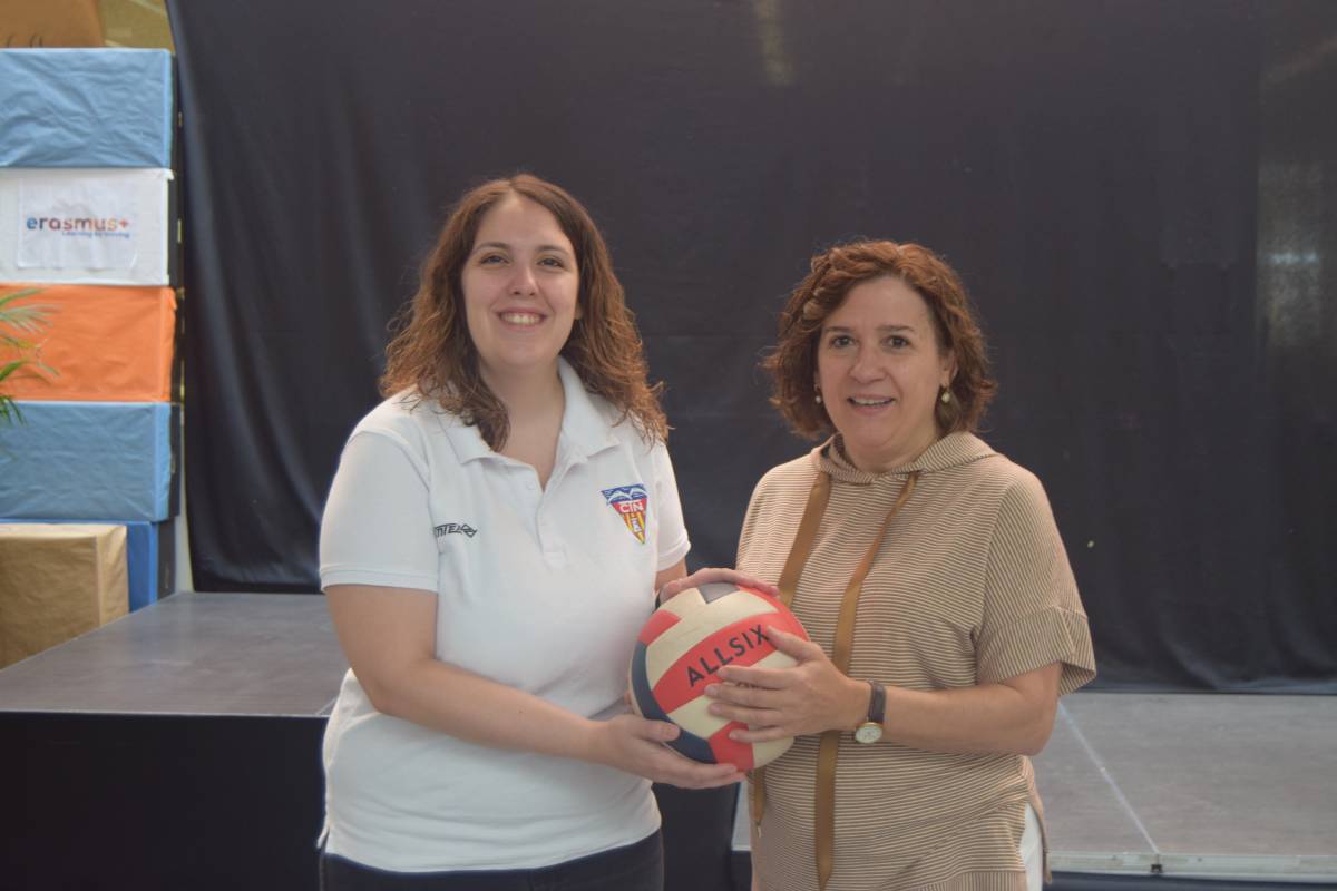 L’Institut Montserrat Roig i el Club Natació Terrassa s’alien per impulsar el vòlei entre l’alumnat