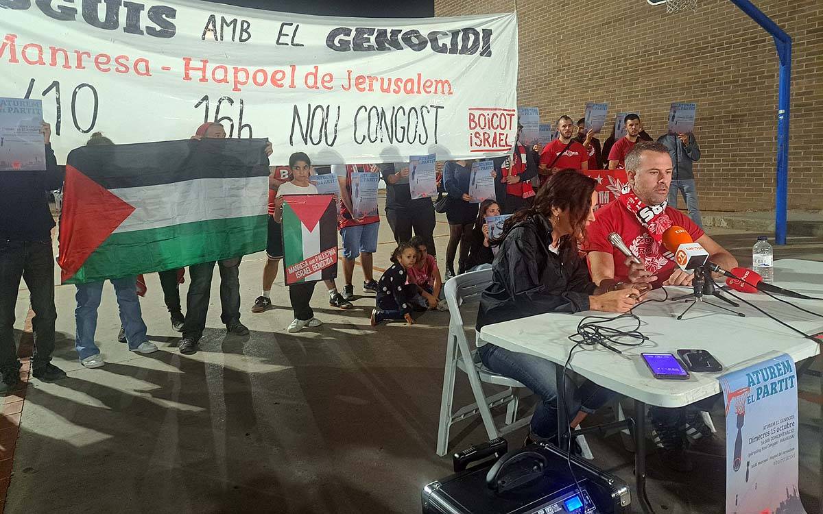 Roda de premsa de Boicot ICL i els grups d`animació del Baxi Manresa davant el pavelló