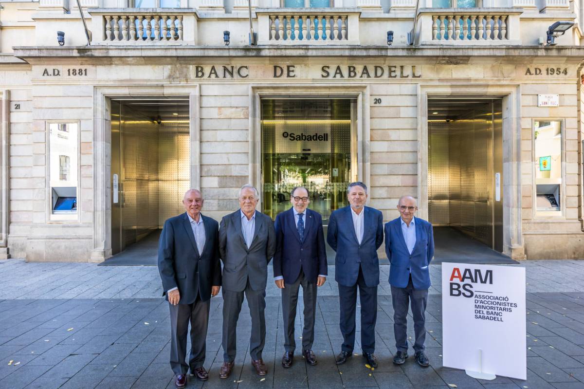 Els minoritaris es concentren a Sant Roc per expressar el rebuig a l’opa