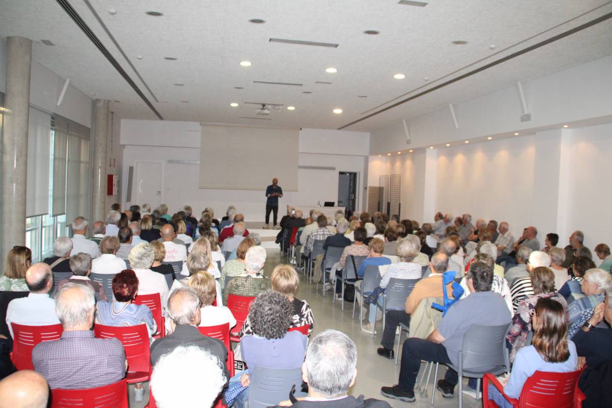 Més de 150 persones assisteixen a la lliçó inaugural del curs de L'Aula d'Extensió Universitària de Solsona 