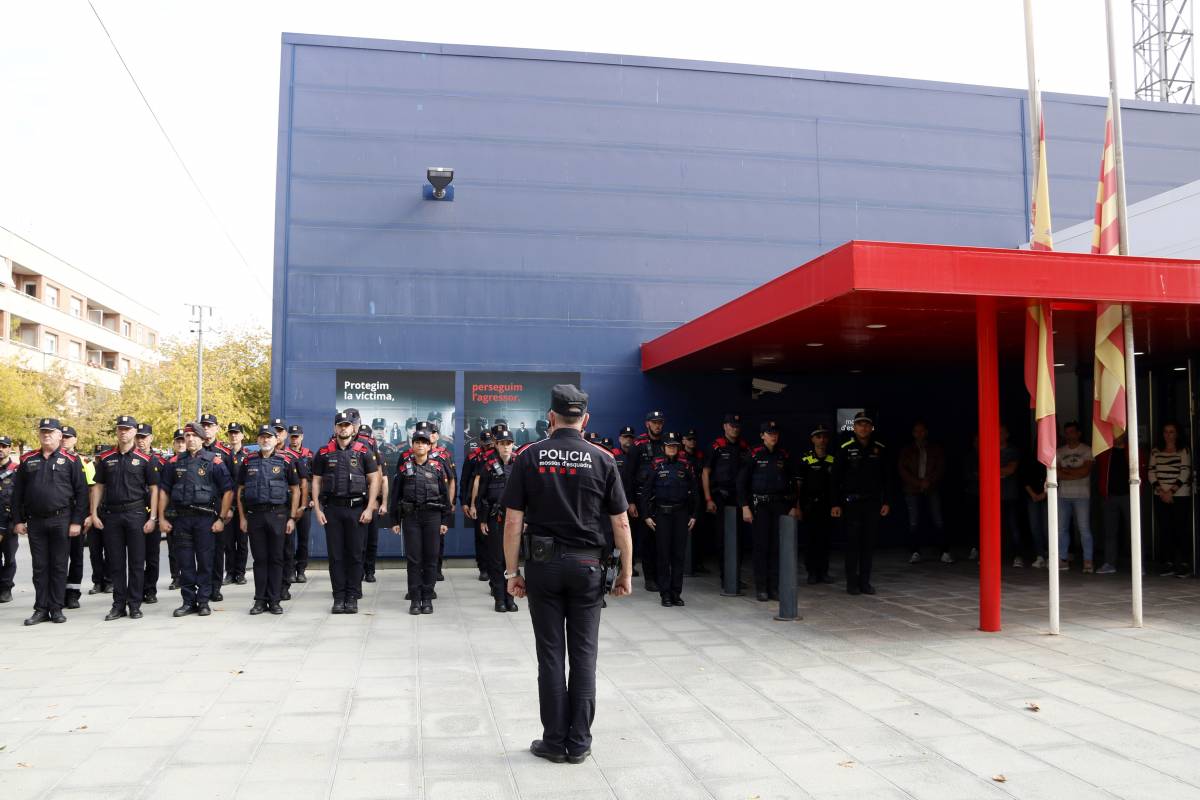 Minut de silenci a la comissaria de Mossos de Mollerussa en record de l’agent assassinat