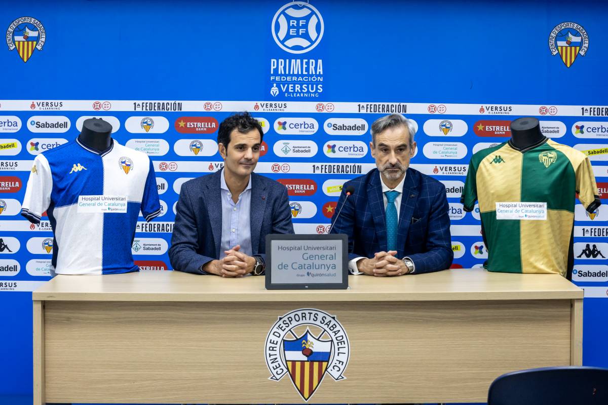 Batlle i Izquierdo, a la sala de premsa durant la presentació de l`acord - Juanma Peláez Batlle i Izquierdo, a la sala de premsa durant la presentació de l`acord
