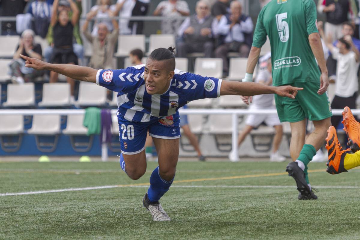Konu Kim celebra el gol del triomf que va aconseguir contra el Cerdanyola a casa - Lluís Clotet