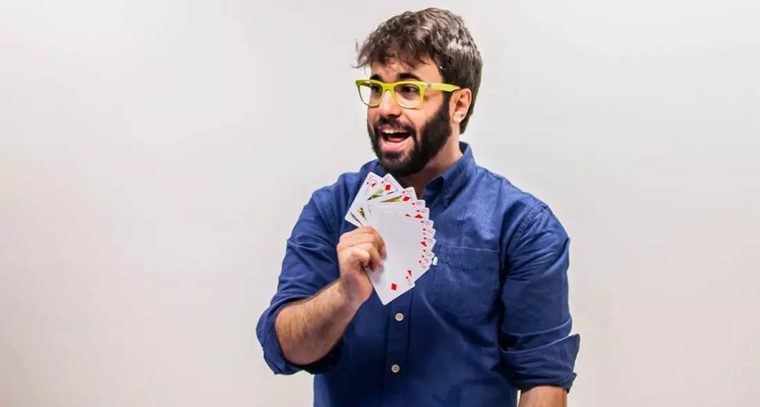 Compra totes les entrades d'un espectacle de màgia en català... i demana que es faci en castellà