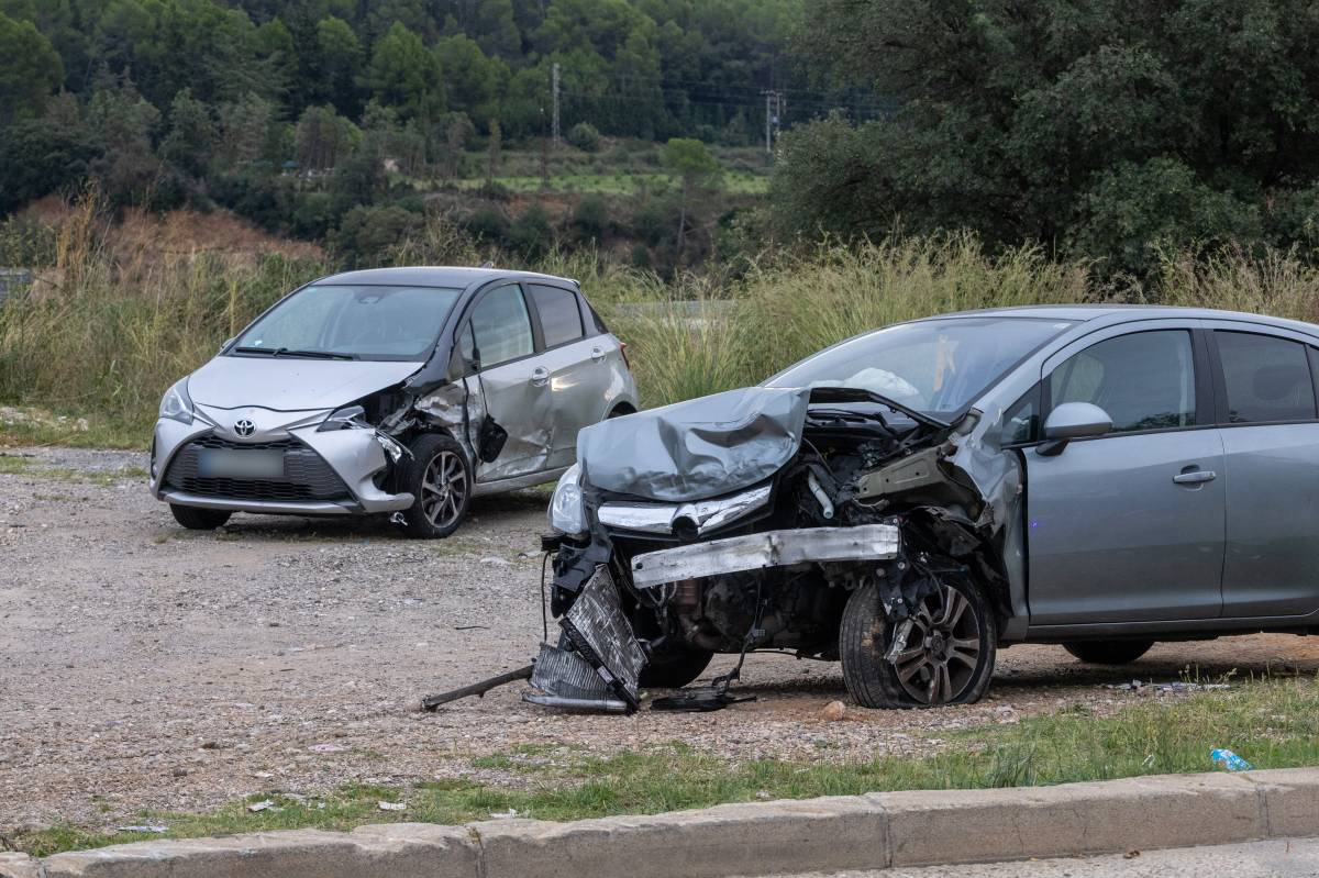 Dos ferits en una topada amb dos cotxes i un camió a la B-124