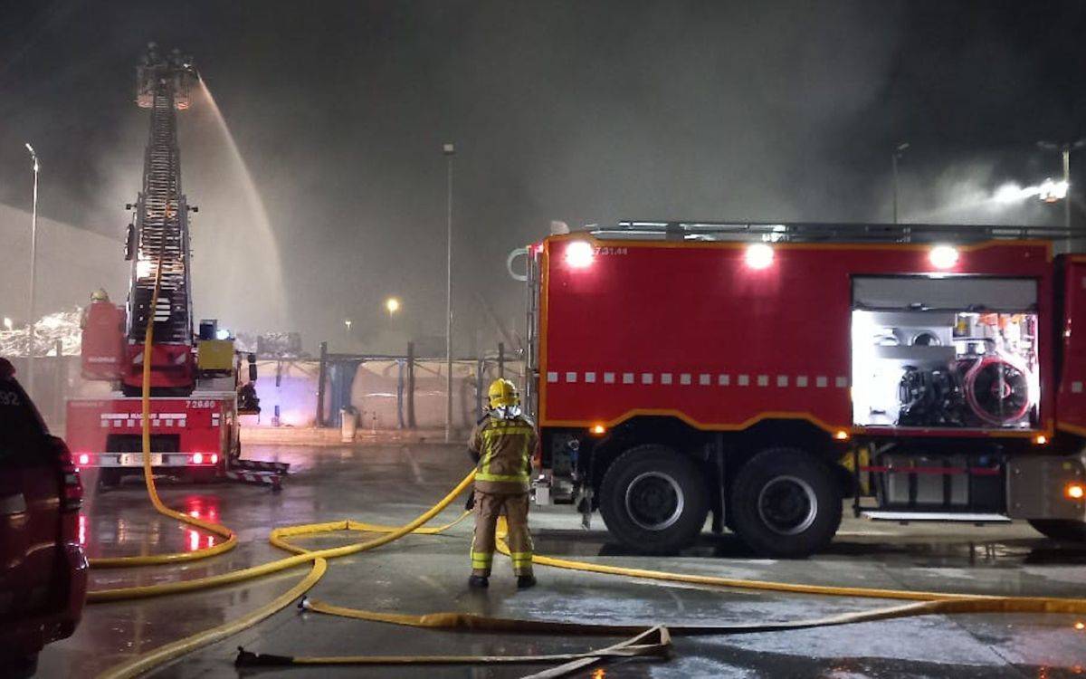 Incendi en una pila de residus a l'exterior d'una indústria a Constantí: hi ha un bomber ferit