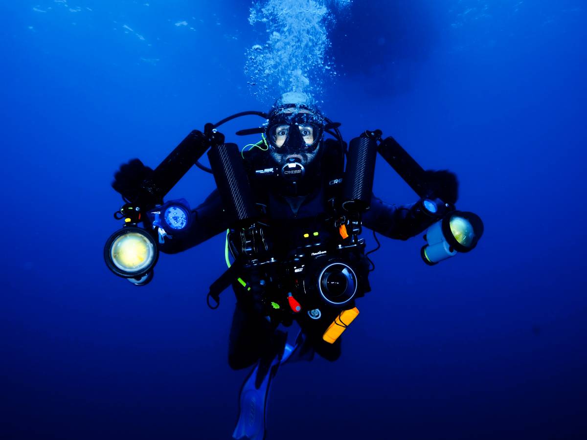 Toni Bertran carregat amb tot l’equip fotogràfic a sota de l’aigua