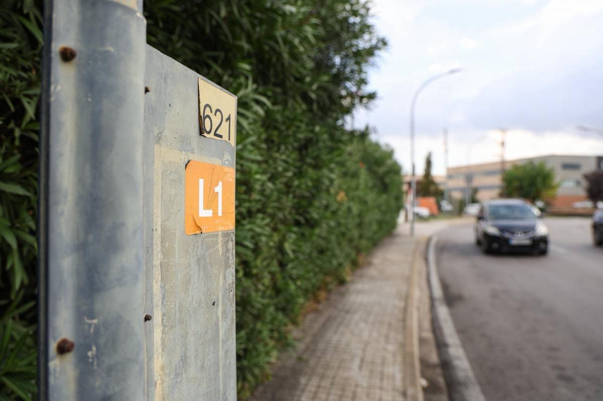 Parada de l`autobús LB1 que connecta els polígons de Barberà - Victor Castillo Parada de l`autobús LB1 que connecta els polígons de Barberà