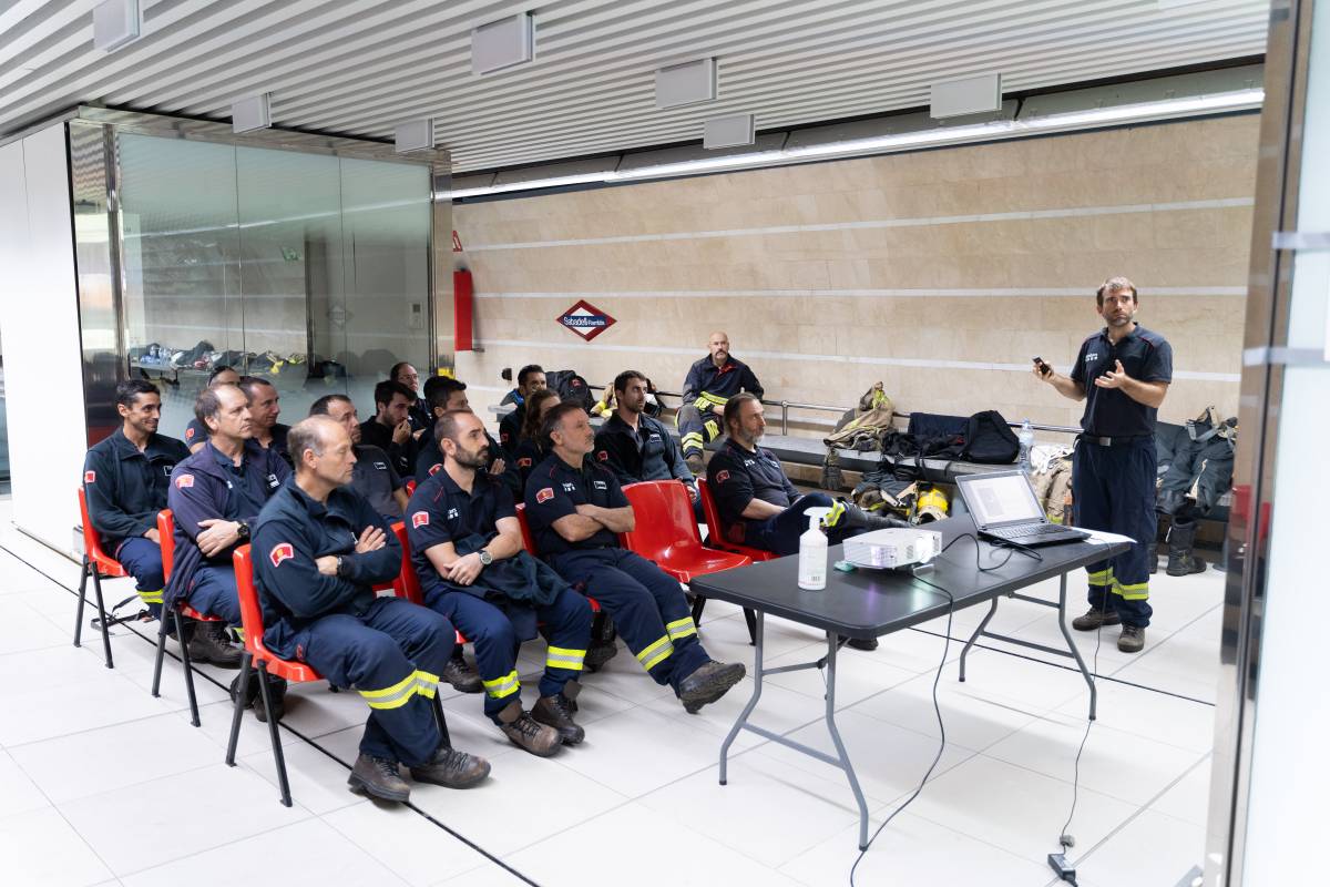 Els bombers de la Generalitat en la sessió teòrica de la formació - David Chao Els bombers de la Generalitat en la sessió teòrica de la formació
