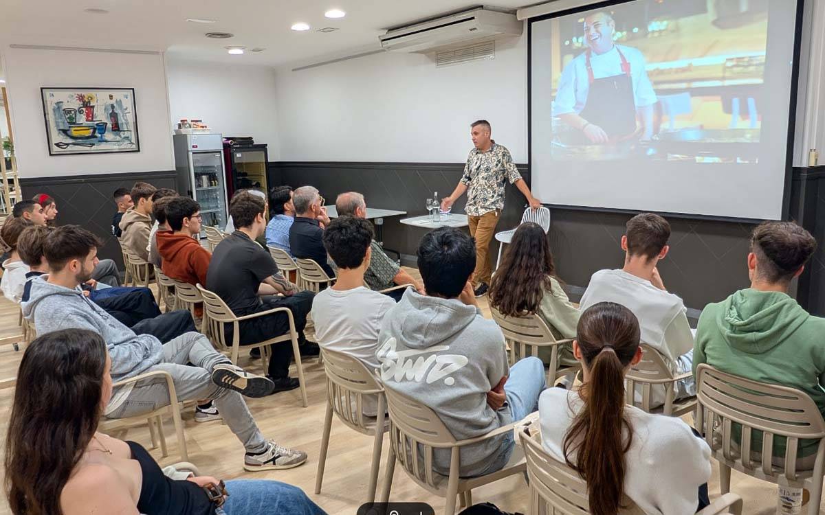 El xef Ramon Martínez Bosch durant la xerrada a Joviat - Joviat