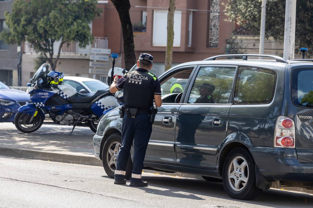 Trànsit, Mossos i Policia Municipal impulsen una campanya per reduir les distraccions al volant