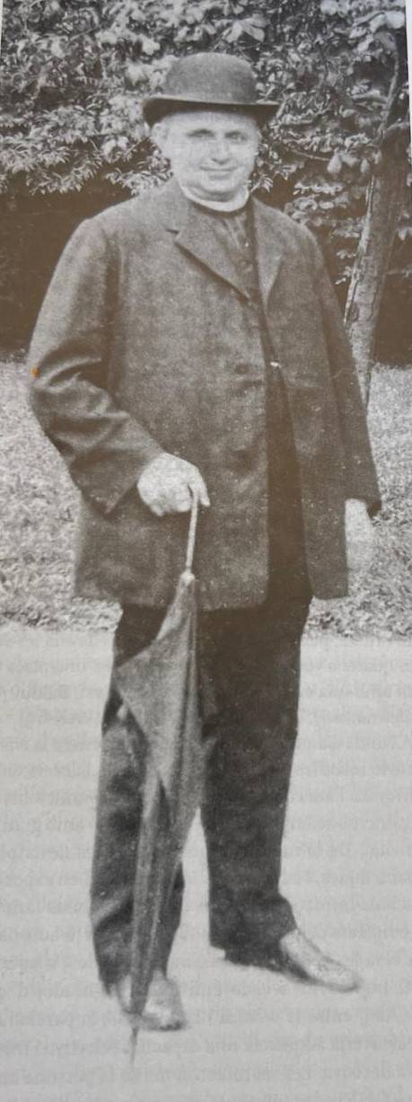  Antoni M. Alcover, canonge de la Seu de Palma, i vestit sense sotana en els seus viatges com a filòleg per Europa