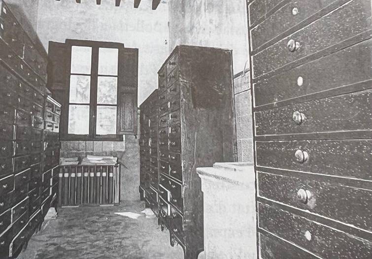 Calaixeres contenint milers de cèdules de material del Diccionari.